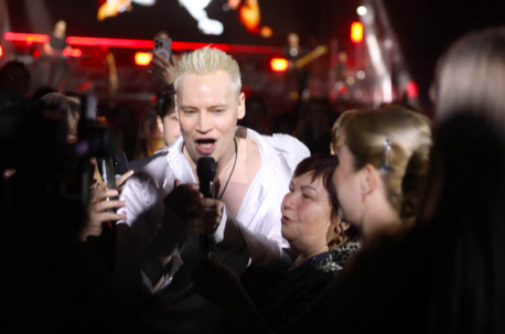 Фото Микрофон в штанах и песни через нейросети. О чём заявил певец SHAMAN перед концертом в Новосибирске 2